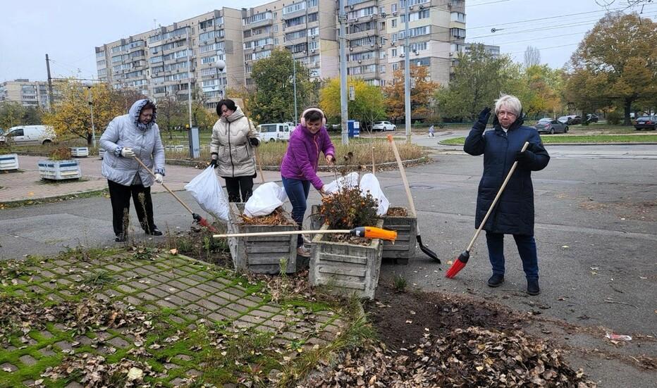 stolichni-energetiki-pribrali-ponad-20-kubiv-smittya-v-mezhah-osinnogo-misyachnika-blagoustroyu-3