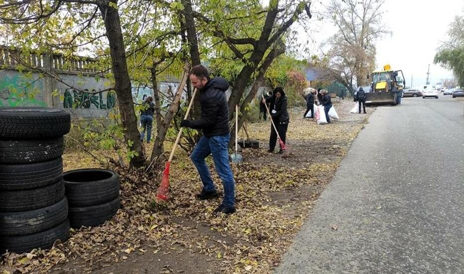 stolichni-energetiki-pribrali-ponad-20-kubiv-smittya-v-mezhah-osinnogo-misyachnika-blagoustroyu-5