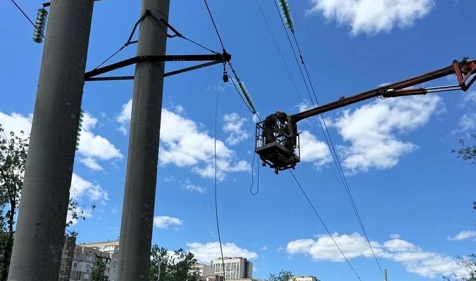 Енергетики відновлюють лінію електропередачі в Києві після пошкодження мереж